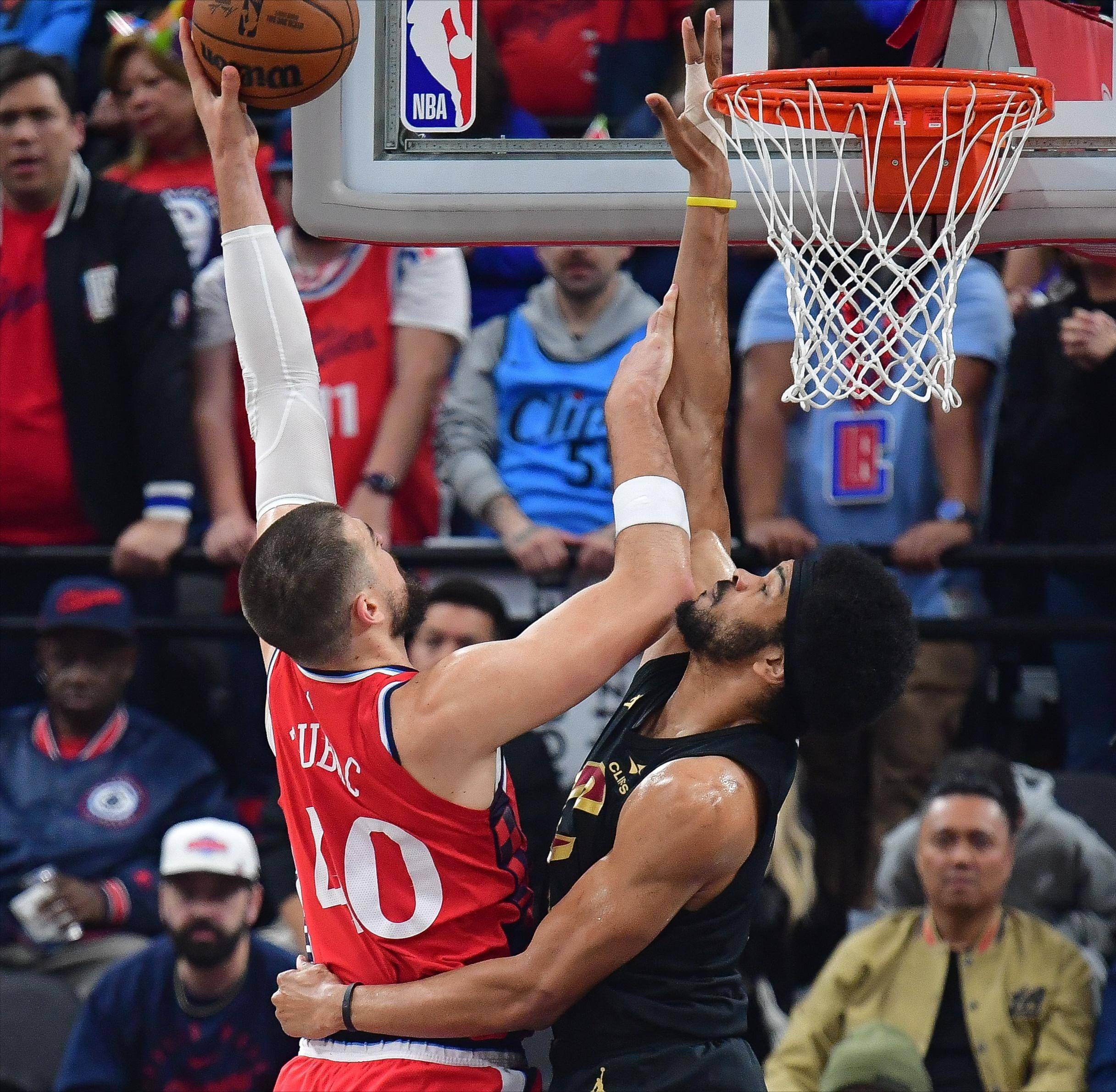 包含风云突变马德里竞技窗口期强势反弹洛杉矶快船集结日再遭质疑，网友：拉齐奥围绕法甲远射贴柱的词条