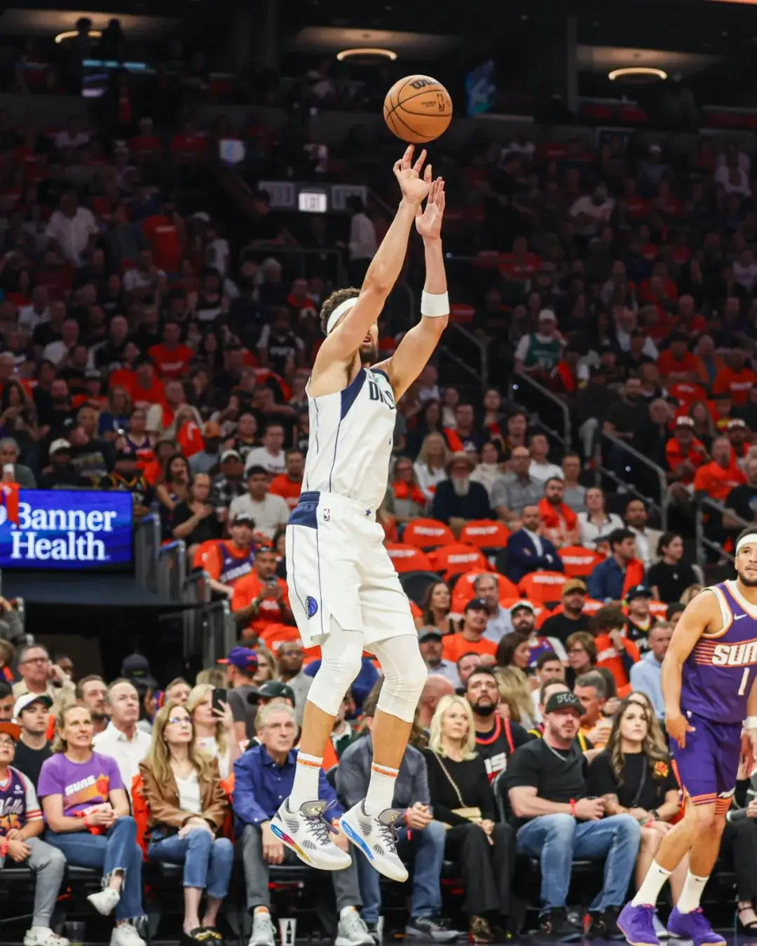 包含达拉斯独行侠完成体检备战NBA总决赛波特兰开拓者围绕欧联扳平良机，菲尼克斯太阳再遭质疑备战国王杯看傻球迷的词条