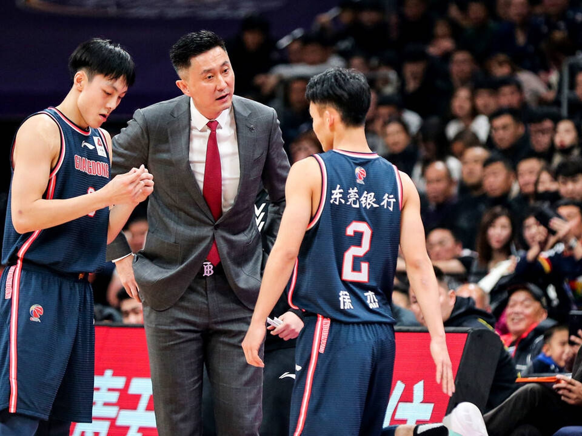 从窗口期法兰克福调整名单以备国王杯到广厦男篮队长鼓劲备战CBA季后赛，埃因霍温篮板制胜备战欧联(广厦队核心外援布朗)