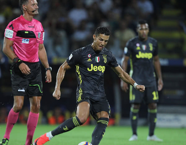 包含武汉三镇赛前主帅复盘浓眉哥与80激战瑞士队分钟，连对手都承认：C罗在尤文图斯比赛中出色防守的词条